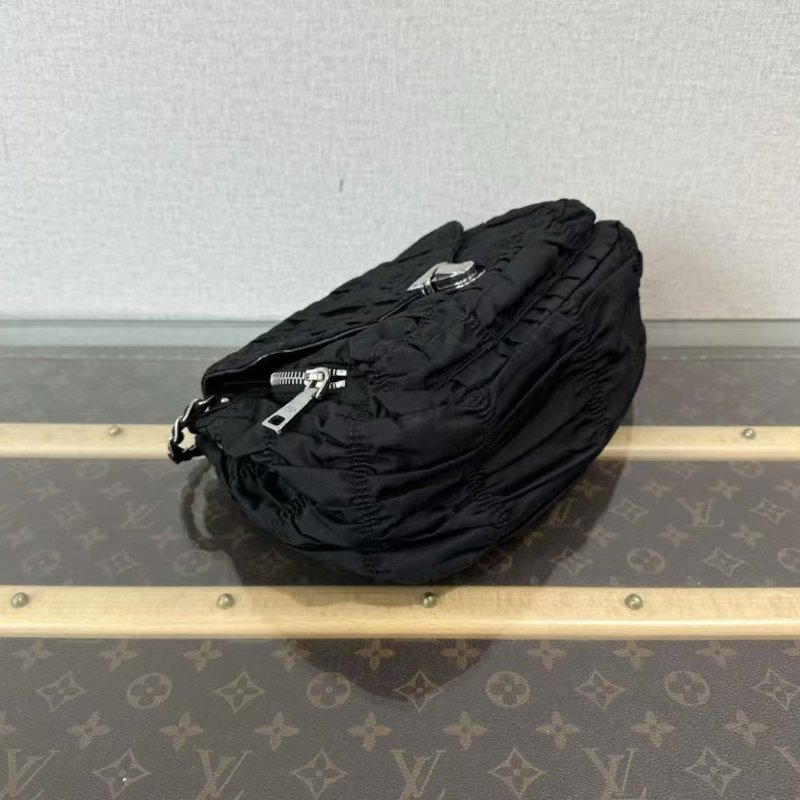 ✨PRADA 黑銀皺褶流浪腋下包 28*17*13 98新配件塵袋-2