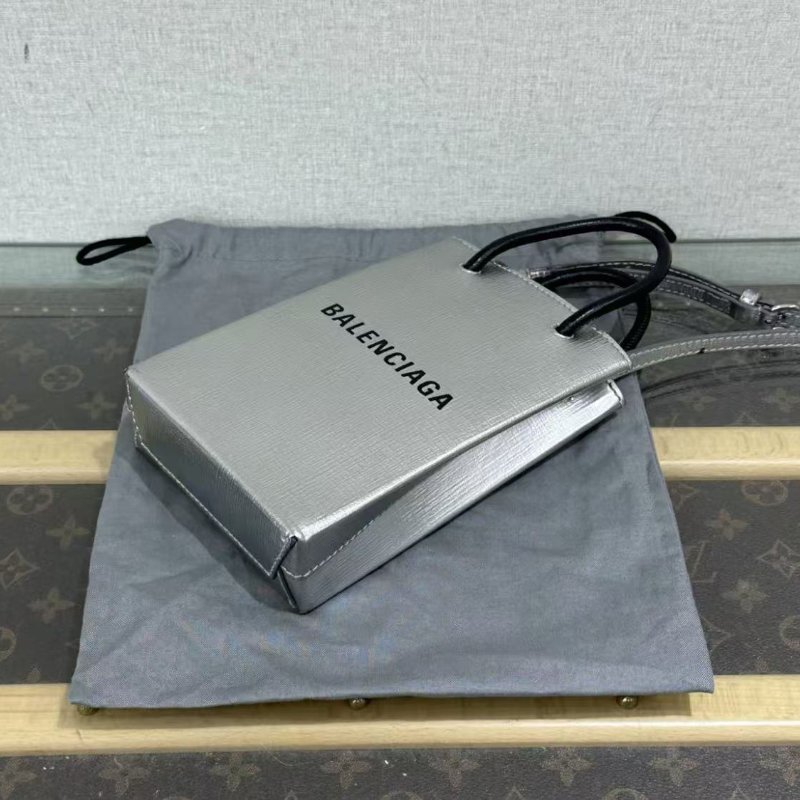 ✨BALENCIAGA 銀色字母手機包 12*18*4 98新配件塵袋-4