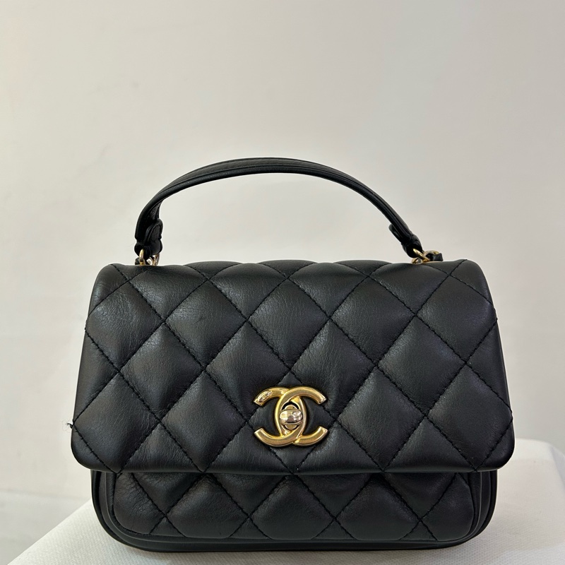 Chanel黑羊皮金釦格紋小郵差包-0