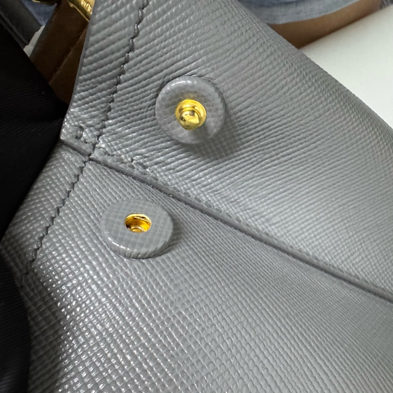 Prada / 普拉達 錫器灰配金棕手柄 經典Double-12