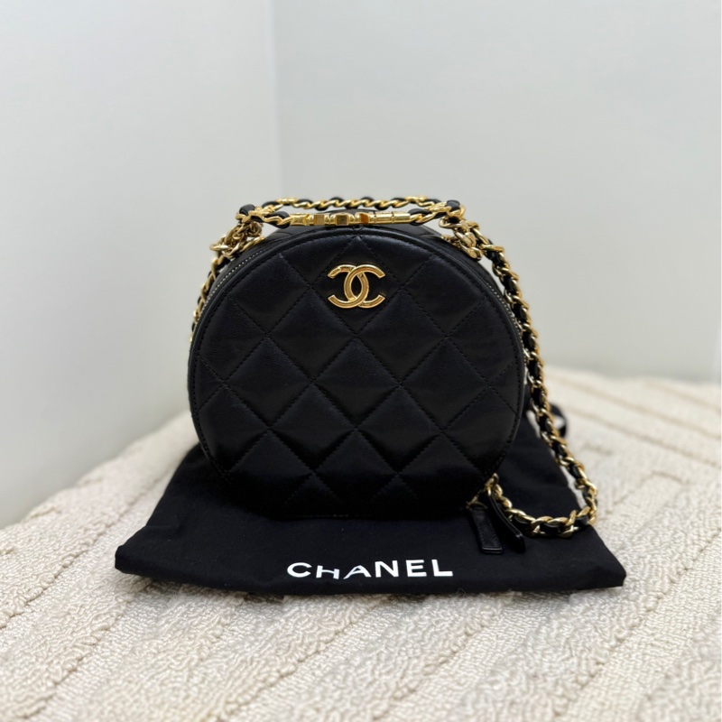 Chanel 23C 手柄黑金羊皮圓餅包-1