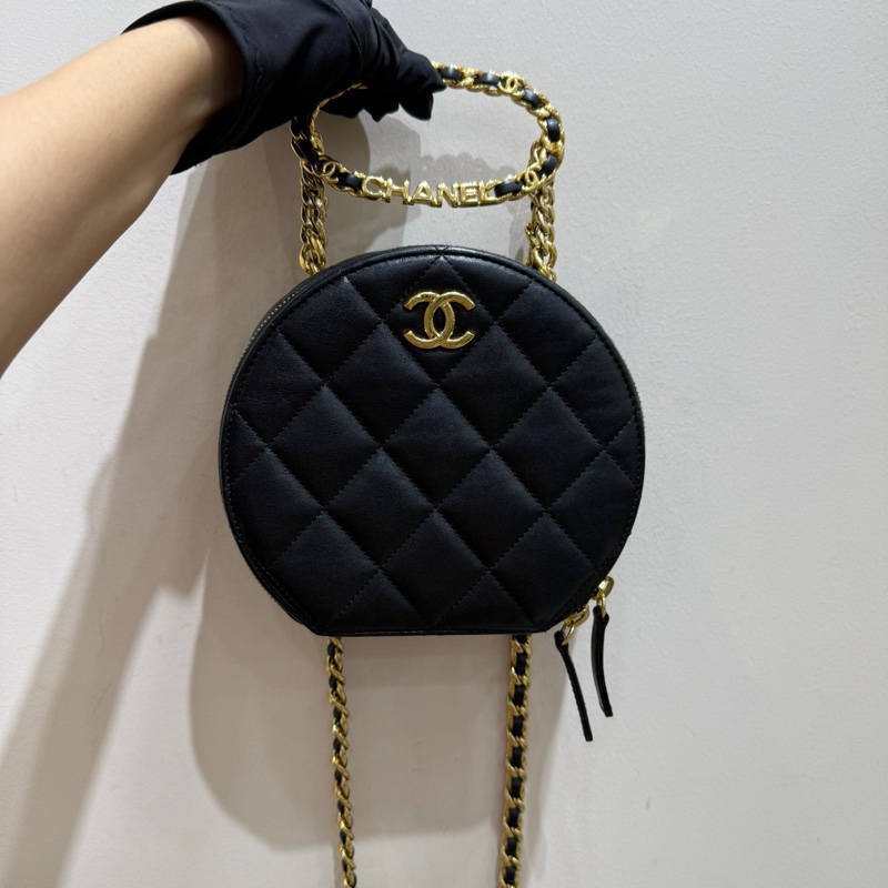 Chanel 23C 手柄黑金羊皮圓餅包-2