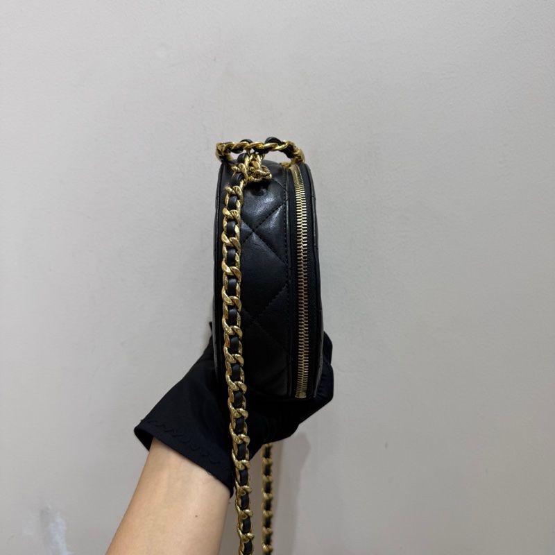 Chanel 23C 手柄黑金羊皮圓餅包-4