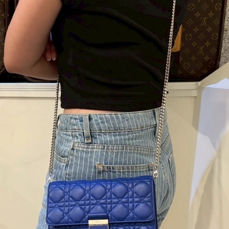 Dior 銀鍊藍色羊皮藤格紋小號口蓋斜背包-2