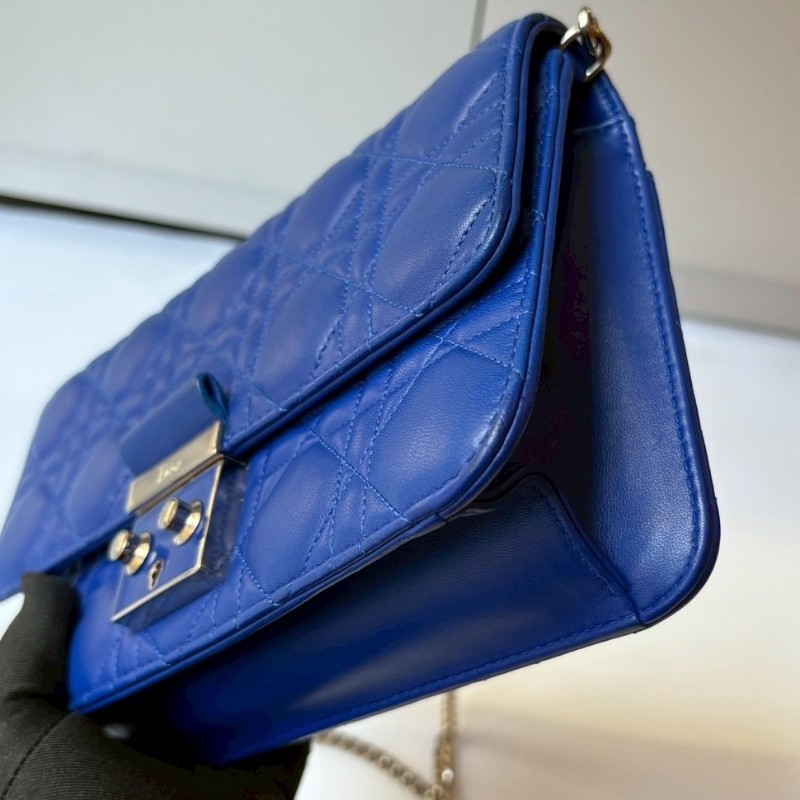 Dior 銀鍊藍色羊皮藤格紋小號口蓋斜背包-13