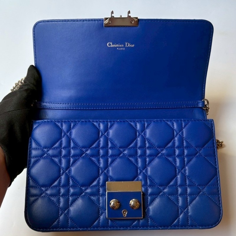 Dior 銀鍊藍色羊皮藤格紋小號口蓋斜背包-15