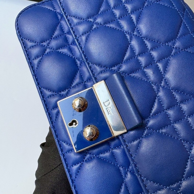 Dior 銀鍊藍色羊皮藤格紋小號口蓋斜背包-16