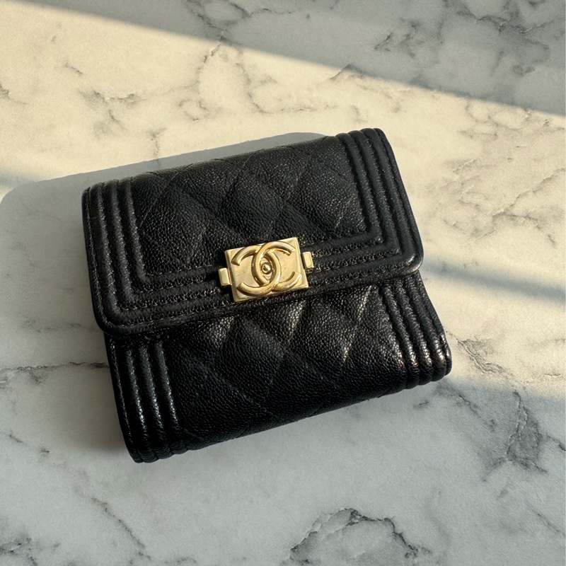 chanel黑色金logo boy釦式三折短夾-0