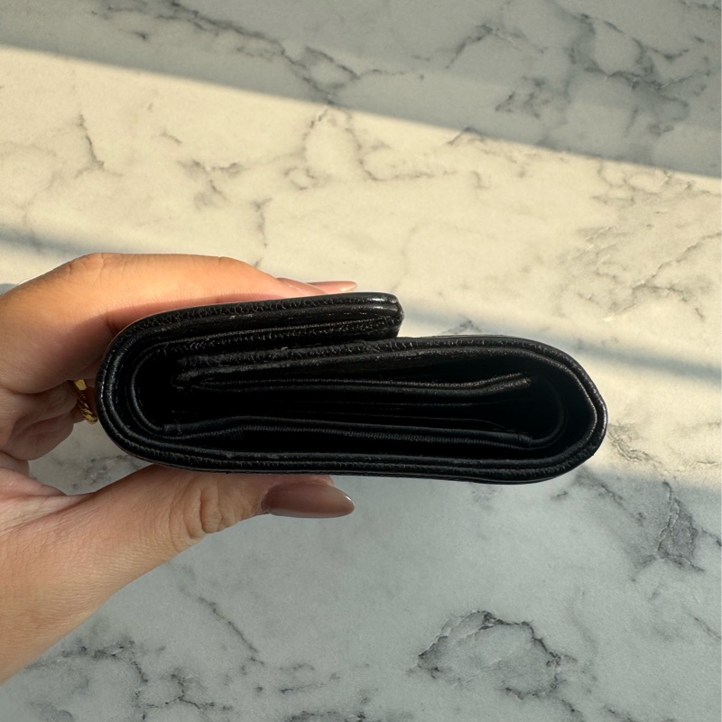 chanel黑色金logo boy釦式三折短夾-2