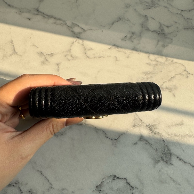 chanel黑色金logo boy釦式三折短夾-5