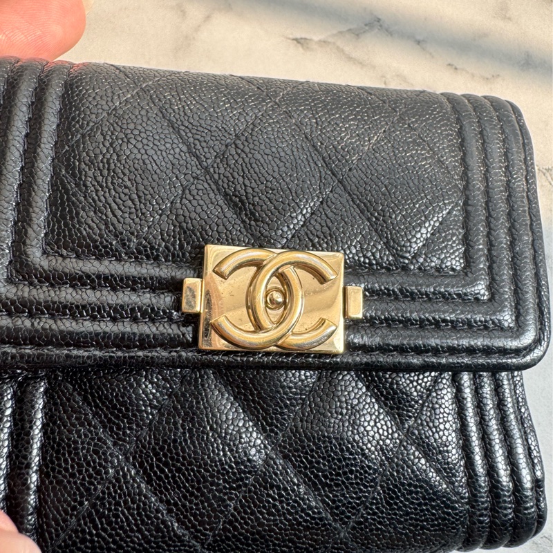 chanel黑色金logo boy釦式三折短夾-6