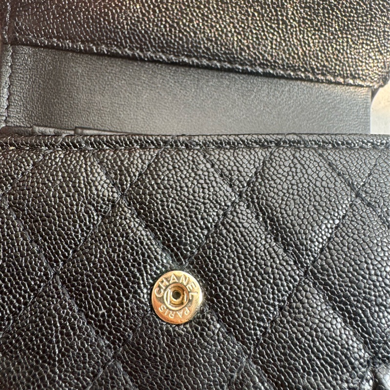 chanel黑色金logo boy釦式三折短夾-11