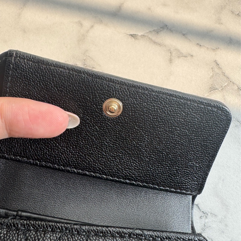 chanel黑色金logo boy釦式三折短夾-12