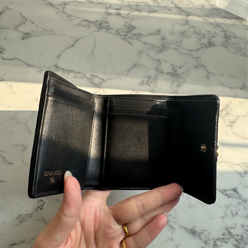 chanel黑色金logo boy釦式三折短夾-13