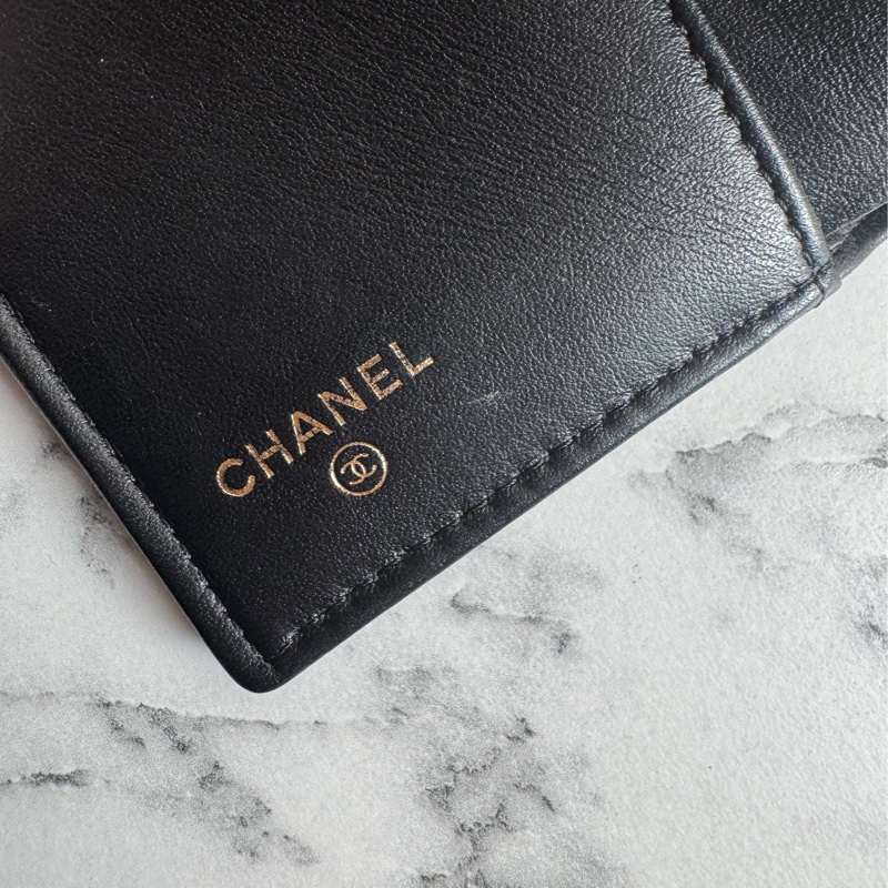 chanel黑色金logo boy釦式三折短夾-14