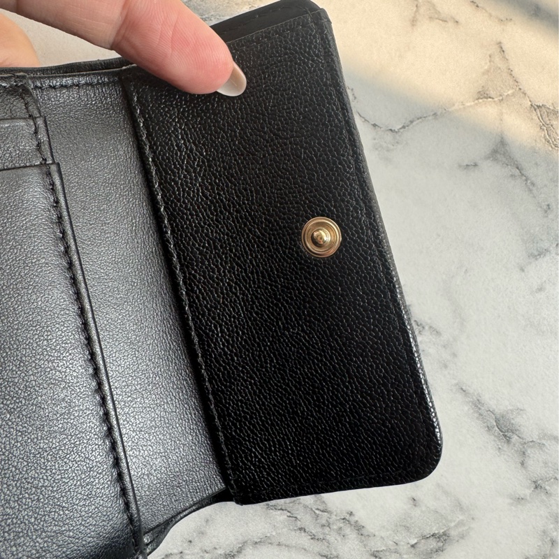 chanel黑色金logo boy釦式三折短夾-16