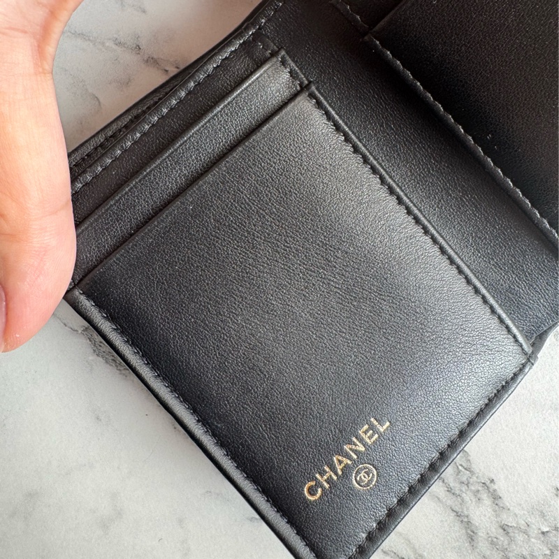 chanel黑色金logo boy釦式三折短夾-17