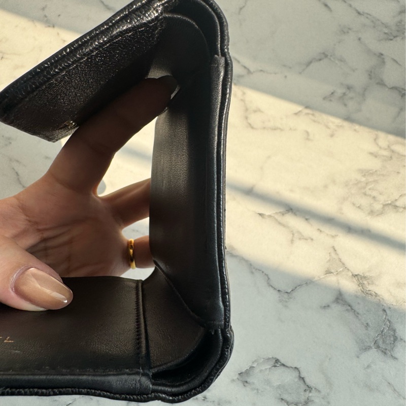 chanel黑色金logo boy釦式三折短夾-23