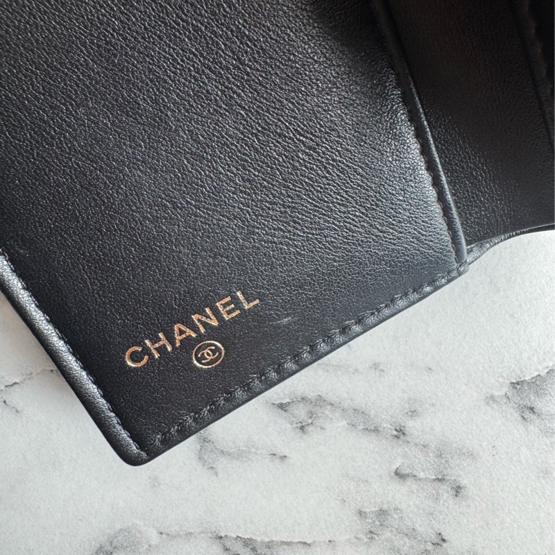 chanel黑色金logo boy釦式三折短夾-24