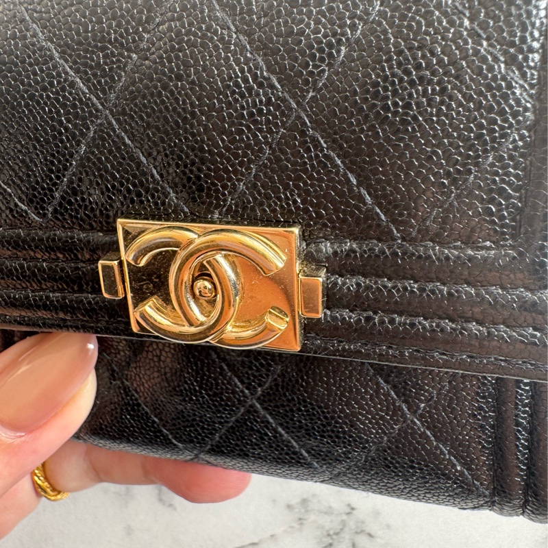 chanel黑色金logo boy釦式三折短夾-25