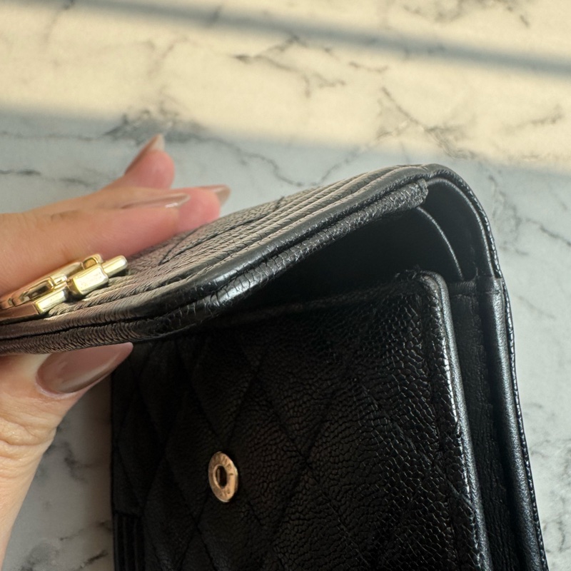 chanel黑色金logo boy釦式三折短夾-32