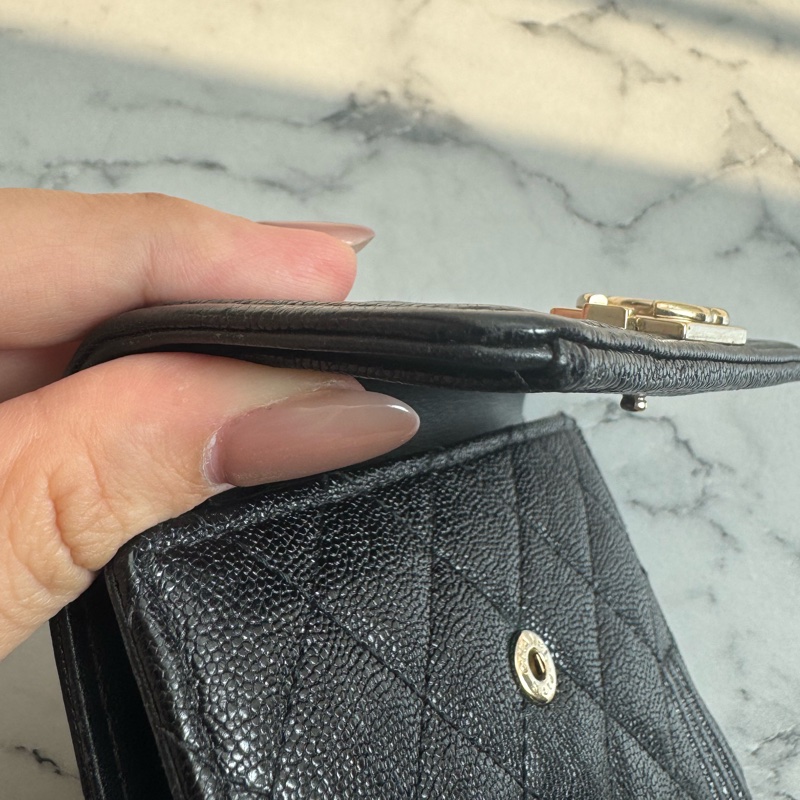 chanel黑色金logo boy釦式三折短夾-33