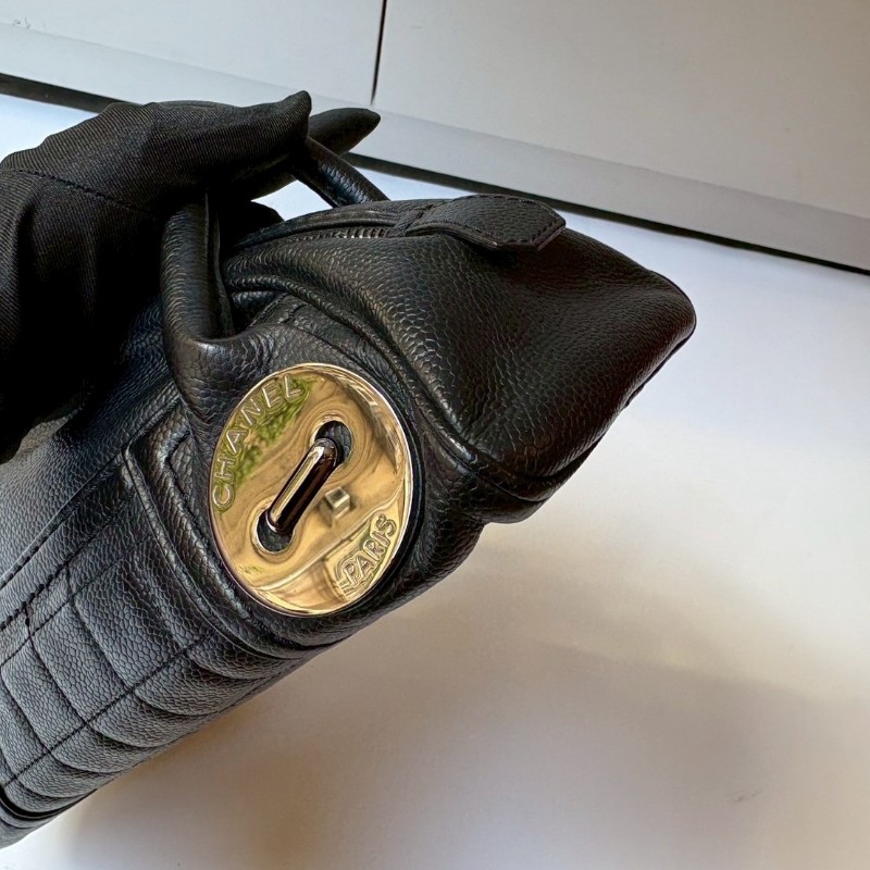 Chanel 黑色荔枝皮半圓小手提包-10