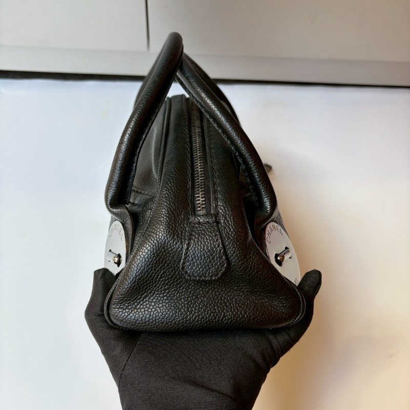 Chanel 黑色荔枝皮半圓小手提包-13