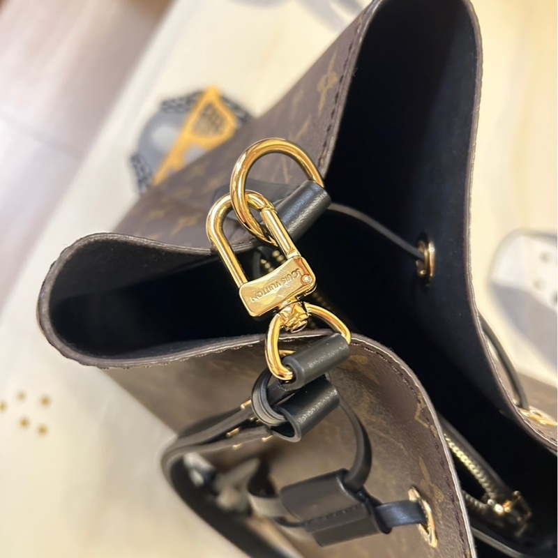 9.9成新LV M44020肩背水桶包 Monogram帆布～經典款式僅此一顆-12