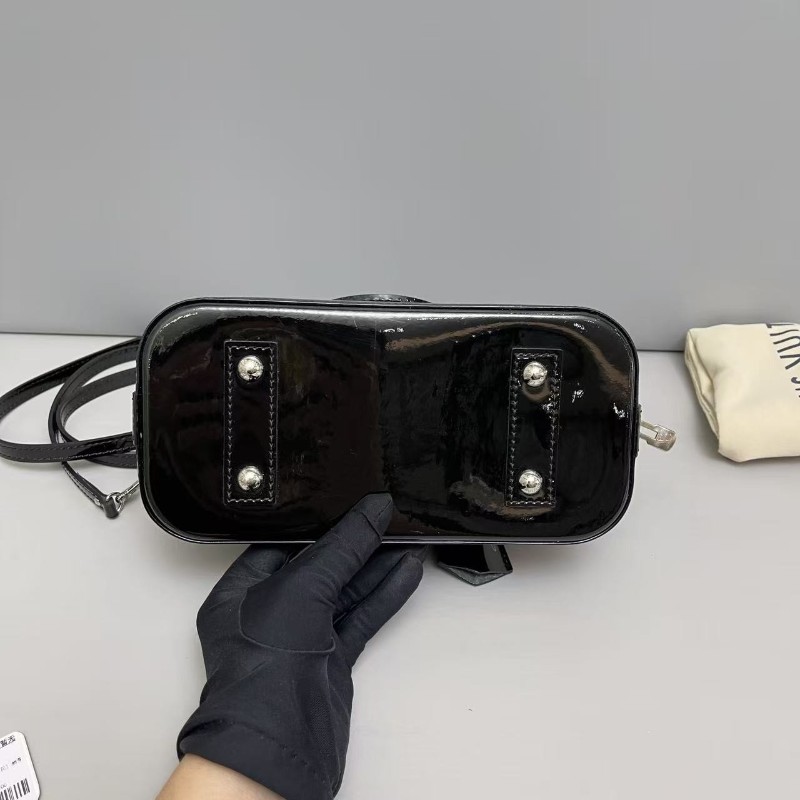 LV路易威登 Alma bb黑色亮面epi水波紋貝殼包 手提包 肩背包-2