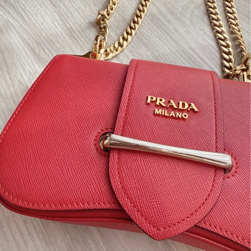Prada Sidonie紅色鏈條馬鞍包-1