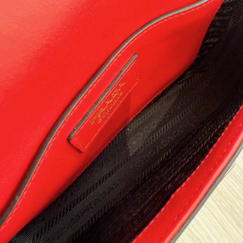 Prada Sidonie紅色鏈條馬鞍包-8