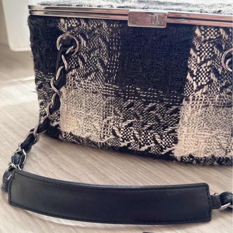 CHANEL 黑白毛呢盒子鏈條包 10開-1