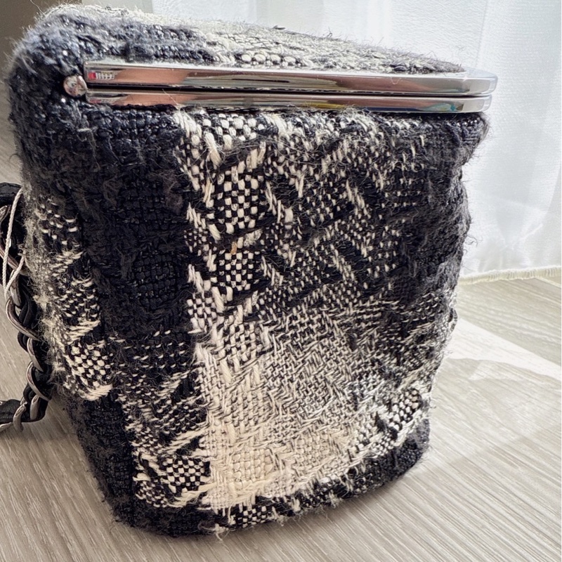 CHANEL 黑白毛呢盒子鏈條包 10開-3