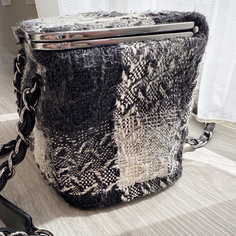 CHANEL 黑白毛呢盒子鏈條包 10開-4