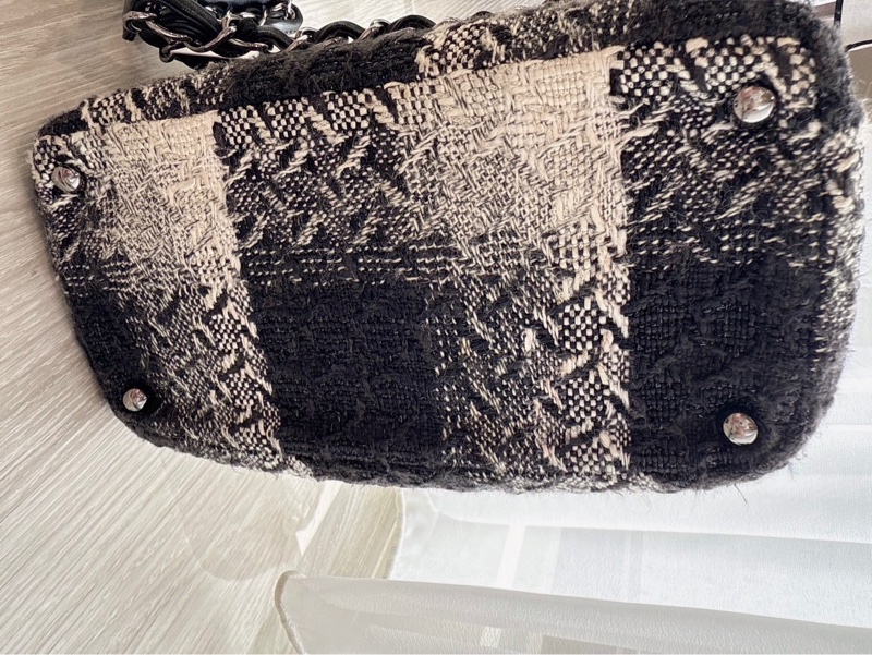 CHANEL 黑白毛呢盒子鏈條包 10開-6