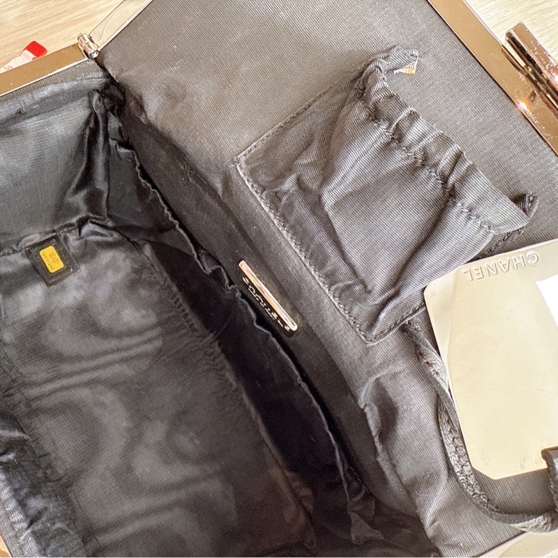 CHANEL 黑白毛呢盒子鏈條包 10開-8