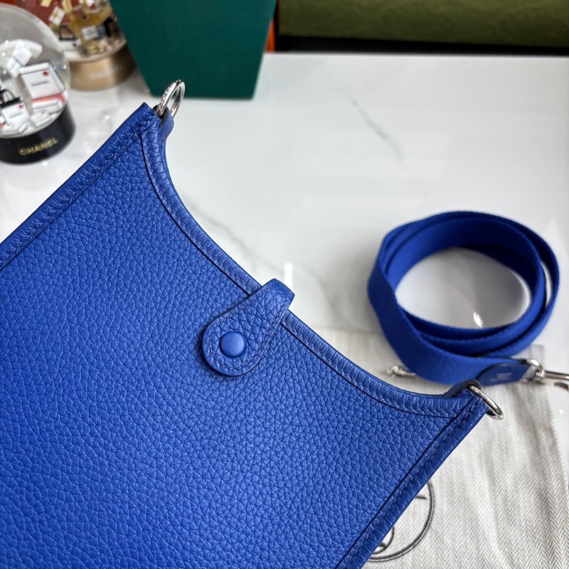 【近新閒置品】愛馬仕Hermes 皇家藍O8銀扣mini evelyne B刻單肩包-6
