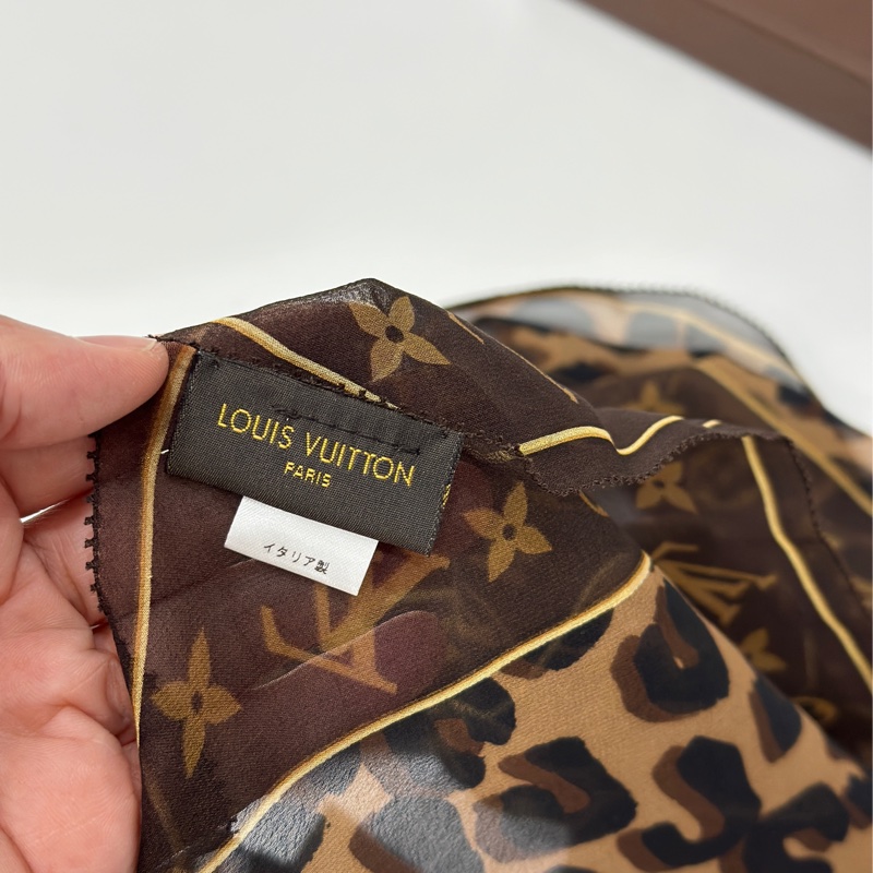 LV Leopard And Monogram 老花 豹紋 蕾絲 絲巾 圍巾 領巾-13