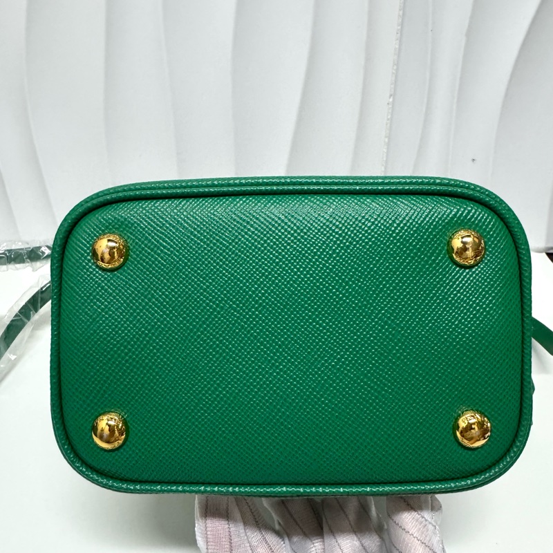 Prada / 普拉達 Panier 系列牛皮手提 綠水桶包-14