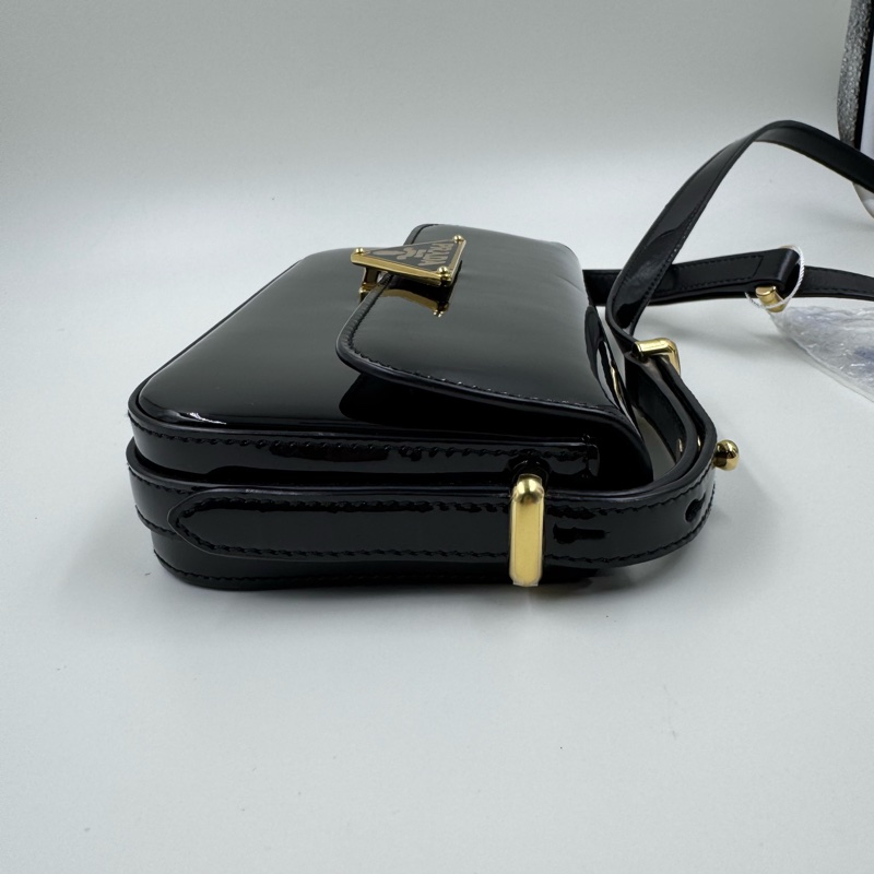 Prada / 普拉達 漆皮 單肩斜挎包 黑金-11