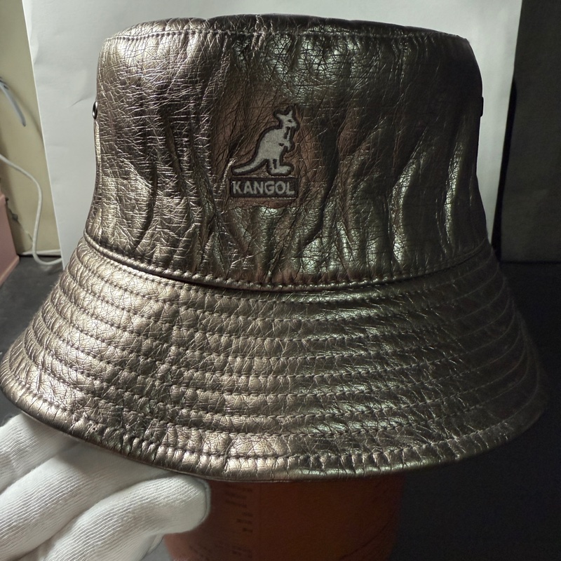 Kangol Future Bucket Earflaps 袋鼠新款仿漆皮帶耳罩平頂漁夫帽-5