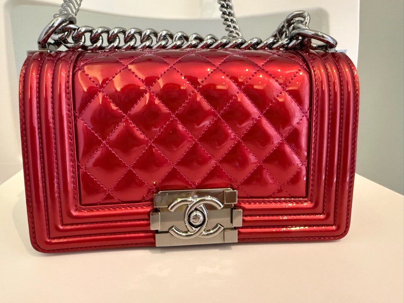 Chanel 漆皮亮紅色小型口蓋包（18cm*12cm*6cm)-1