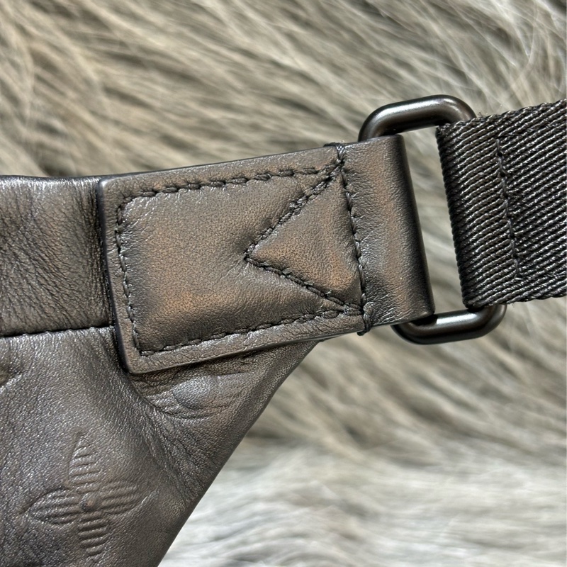 LV M46036 DISCOVERY 黑色牛皮 原花字紋老花 腰包 斜背包 肩背包 胸口包 霹靂包-3