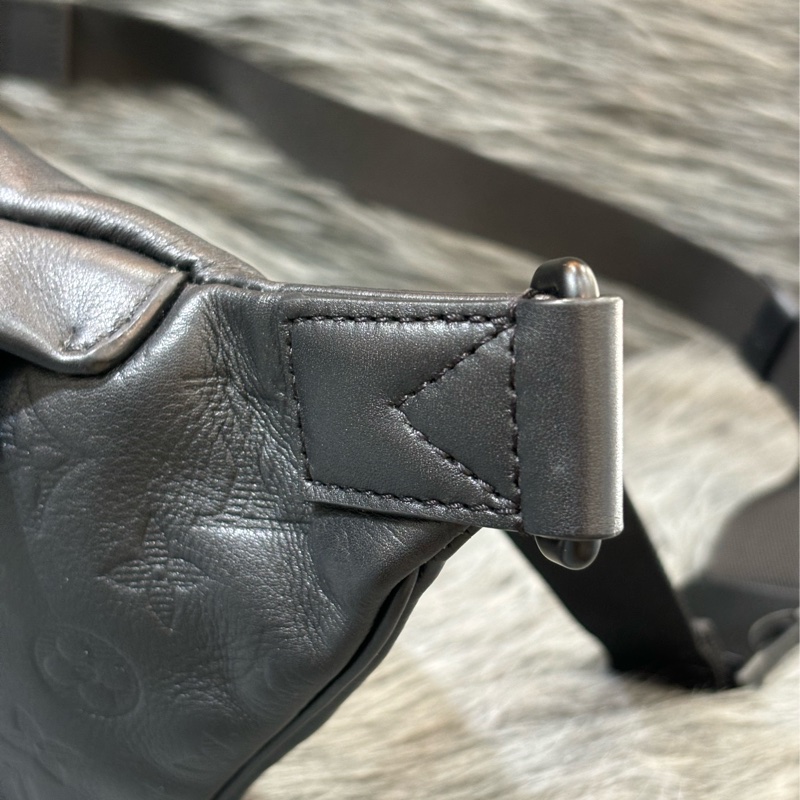 LV M46036 DISCOVERY 黑色牛皮 原花字紋老花 腰包 斜背包 肩背包 胸口包 霹靂包-5