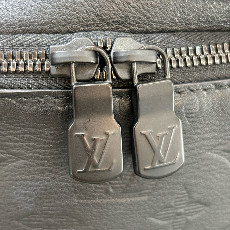 LV M46036 DISCOVERY 黑色牛皮 原花字紋老花 腰包 斜背包 肩背包 胸口包 霹靂包-10