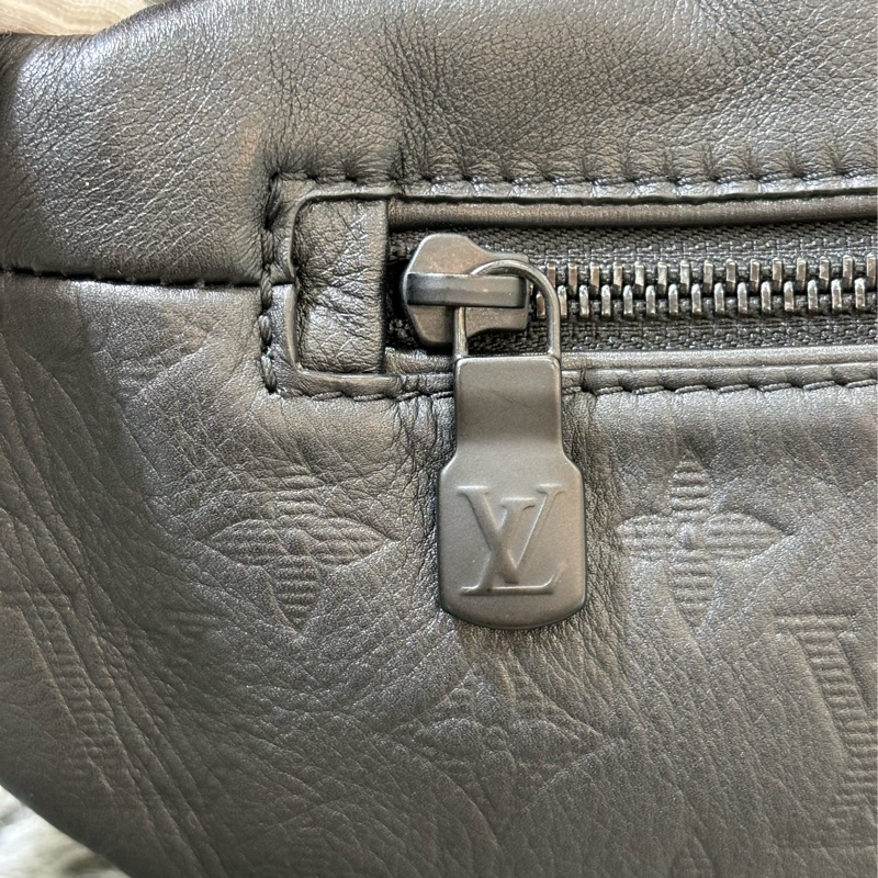 LV M46036 DISCOVERY 黑色牛皮 原花字紋老花 腰包 斜背包 肩背包 胸口包 霹靂包-21