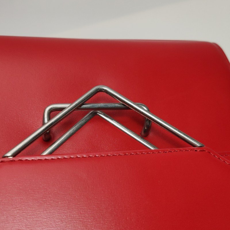 Bottega Veneta The Clip 牛皮 羊皮 純色 金屬扣 斜挎包 單肩包-11