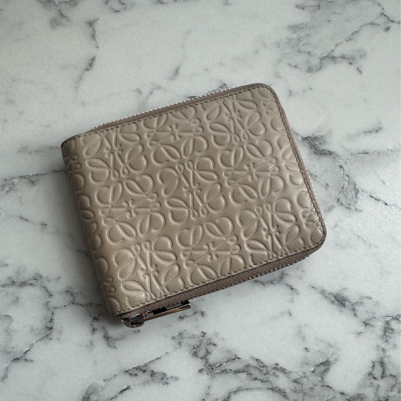 loewe奶杏色壓紋拉鏈短夾 超美✨-1