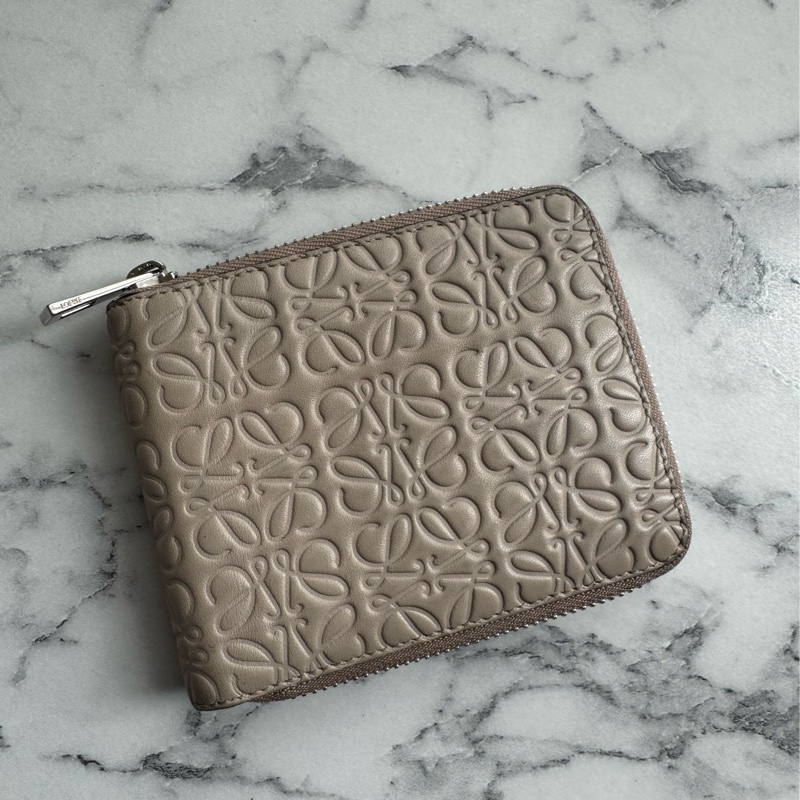 loewe奶杏色壓紋拉鏈短夾 超美✨-2